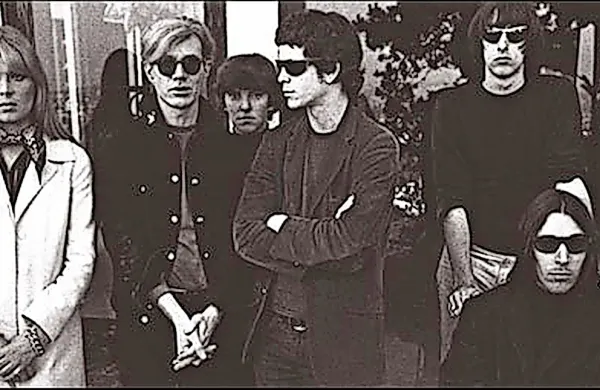 The Velvet Underground z Andyjem Warholom (drugi z leve).