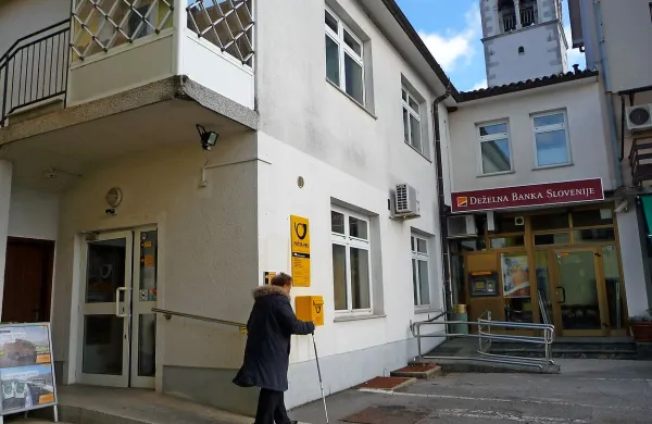 V Sežani je naprodaj tudi poslovni prostor, in sicer v pritličju 
poslovno-stanovanjskega objekta v naselju Dutovlje, kjer sta 
tudi banka in knjižnica.