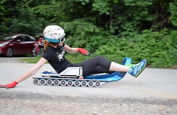 Adrenalina pri  poletnem sankanju na športnih saneh s 
koleščki ne manjka.