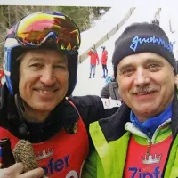 Navdušenec za sankanje, avstrijski igralec Tobias Moretti, in 
najboljši idrijski tekmovalec Stanko Koler.