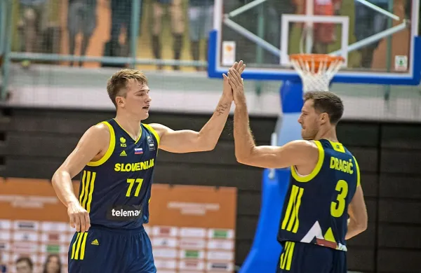 Luka Dončić (levo) in Goran Dragić sta v Mariboru prvič 
skupaj igrala v dresu slovenske reprezentance.