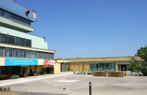 Iz izolske bolnišnice so minuli konec tedna policistom 
dvakrat poročali o pretepenih in poškodovanih moških. 