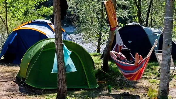 51-letnega moškega  iz okolice Tolmina so v kampu zalotili 
med krajo majic, ki so visele pred šotori. 