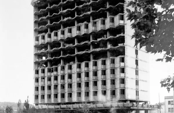 Nebotičnik so gradili nekaj let, dokončan je bil leta 1965.