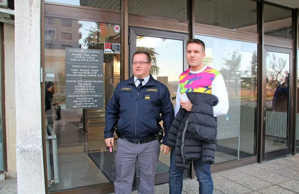 Že večkrat obsojeni 32-letni Robert Carvely iz Poletičev pri 
Kopru se je sredi decembra lani znašel na koprskem sodišču 
zaradi divje vožnje po štiripasovnici nad Izolo konec lanskega 
septembra.