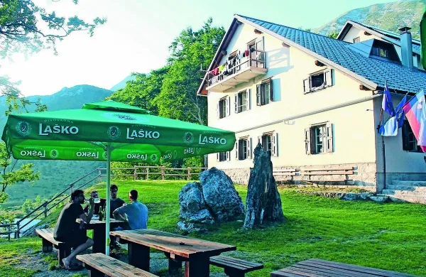 

Koča na planini Razor je primerna destinacija tudi za družine, 
hkrati pa je izhodišče za daljše pohode.