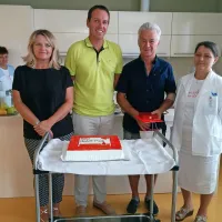 Jubileja so se s 63-letnim Renčanom veselili tudi sekretarka 
novogoriškega RK Neli Skočaj (levo), predsednik RK Aleš 
Markočič (drugi z leve) in vodja CTD Janka Černe (desno).