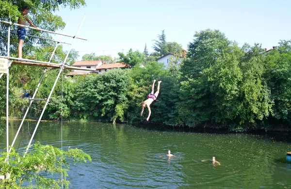 Pri “orehovskem jezu” v Mirnu  mladi in manj mladi  uživajo v 
reki kot nekoč.