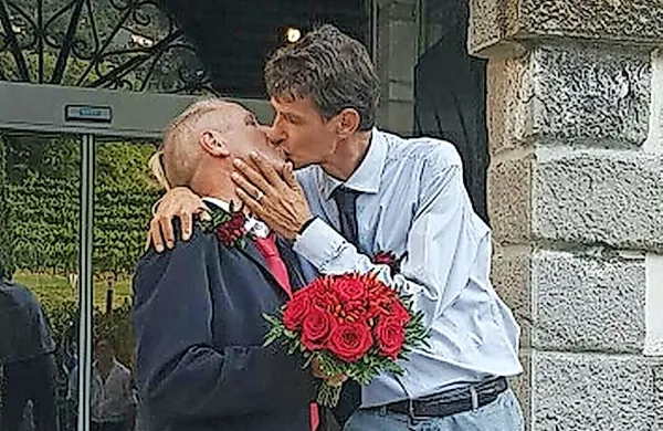 Na gradu Kromberk sta si v soboto obljubila večno zvestobo 
Robert Čotar (desno) in Roberto Lovini.
