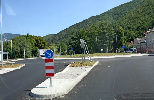 Pripombe Vipavcev na račun pločnikov, klančin in prehodov  
za pešce v novem krožišču v Vipavi so padle na plodna tla. 
Nedoslednosti bodo popravili, a se bo zaradi tega zavleklo. 