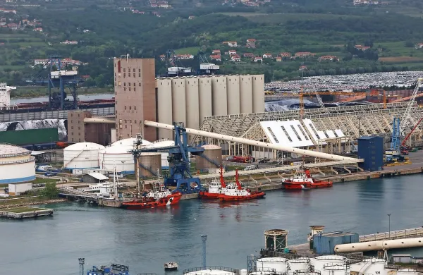 V koprsko pristanišče bo v petek priplula poveljniška ladja 
Natove stalne protiminske bojne skupine 2 HMS Enterprise.