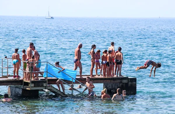Izolski Svetilnik nima statusa uradne plaže, zato ne potrebuje 
reševalcev iz morja. Če bi ta status imel, bi občina potrebovala približno 30.000 evrov, da bi v sezoni poskrbela za 
varnost kopalcev.