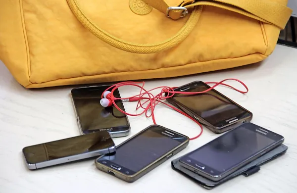 Izolski policisti so 30-letnemu Ljubljančanu zasegli pet ukradenih telefon in še nekaj drugih 
pripomočkov. 
