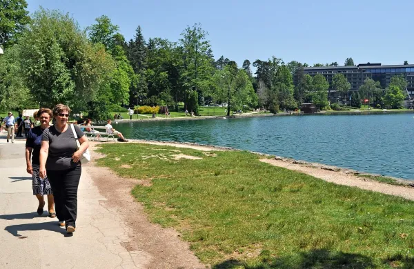 Apel v.d. direktorja Turizma Bled Matjaža Berčona slovenskim enodnevnim obiskovalcem, naj se v poletni gneči 
morda izognejo Bledu, je doživel različne interpretacije in 
ostre odzive.