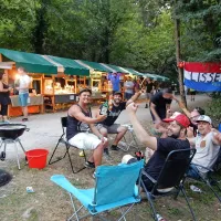 Pam (prvi  z leve) si je “priplaval” poškodovano koleno. 