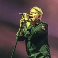 Doktor mikrobiologije Dexter Holland je  z The Offspring izdal 
osem albumov, prodali so  več kot 34  milijonov izvodov.   