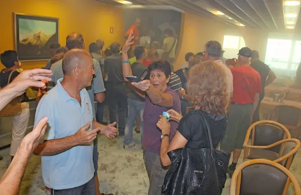 Pred letom dni se je skupščina  Holdinga začela burno in končala ob brizganju gasilnih aparatov. Ob objavi Postojnske 
jame, da bo skušala prevzeti Certo Holding so si oddahnili imetniki delnic. 
