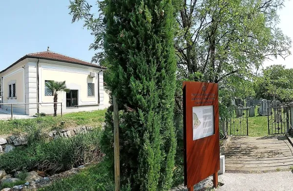 Krajevna skupnost v sodelovanju z judovsko skupnostjo, 
občino in muzejem išče primerne vsebine  za nekdanjo 
vežico. Na mizi pa je nova pobuda za razglasitev pokopališča 
in vežice za spomenik lokalnega pomena. 