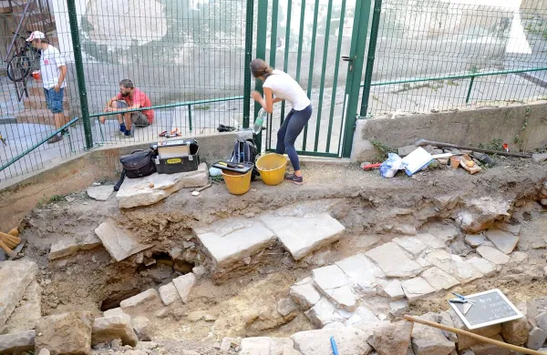       Arheološki izkop ob telovadnici koprske osnovne šole in 
gimnazije z italijanskim učnim jezikom je razkril ostanke 
novoveških struktur. 