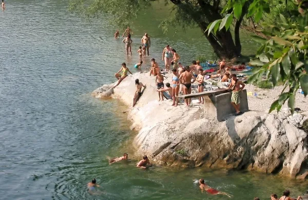 Kopališče na Slapu ob Idrijci je že kar mala Copacabana.