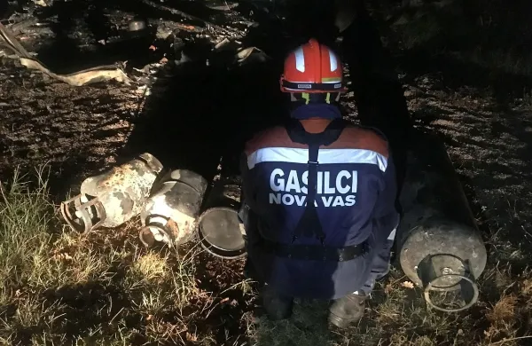 V baraki pri Padni so gasilci odkrili  več plinskih jeklenk.