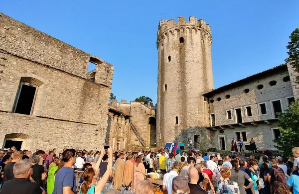 LG G6 je bil kos višini in širini rihemberškega gradu z 
dvorišča.