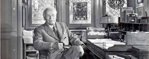 C. G. Jung: “Tako zdravnikovo prizadevanje 
kakor tudi pacientovo iskanje se usmerja v 
skritega, v še ne manifestiranega 'celovitega' 
človeka, ki je hkrati tudi večji in prihodnji 
človek.” 