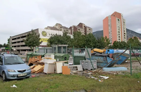 Zbirni center v Ulici Gradnikove brigade je sramota, saj tam ljudje odlagajo odpadke kar 
vsevprek. Občina ga bo končno odstranila, ostal bo le še ekološki otok.