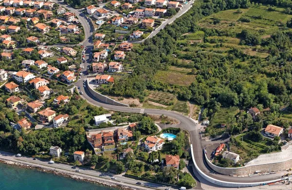 V Žusterni se komunalne odplake 26 hiš med  Moletom in 
Rexom še vedno stekajo v greznice. 