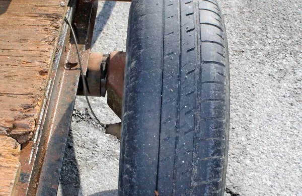 Na srečo je prevažal le prazno 1000-litrsko plastično cisterno