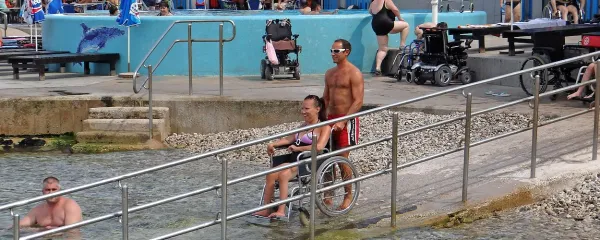 Reševalci na plaži doma Dva topola v Izoli ne skrbijo le za 
varnost, ampak tudi pomagajo invalidom v vodo in iz nje. 
društvo distrofikov slovenije