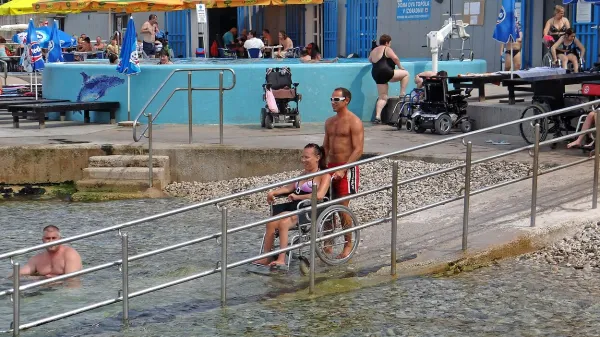 Reševalci na plaži doma Dva topola v Izoli ne skrbijo le za 
varnost, ampak tudi pomagajo invalidom v vodo in iz nje. 
društvo distrofikov slovenije