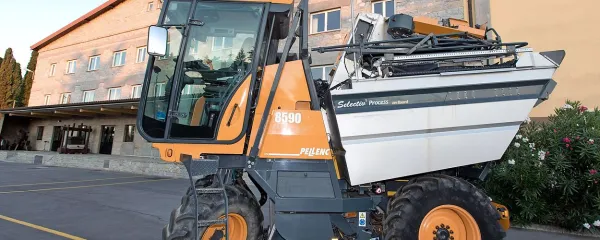 V Vinakoprovi floti je od začetka tedna še tretji obiralni stroj, s katerim olajšajo in optimizirajo delo v vinogradih.   

 jaka jeraša