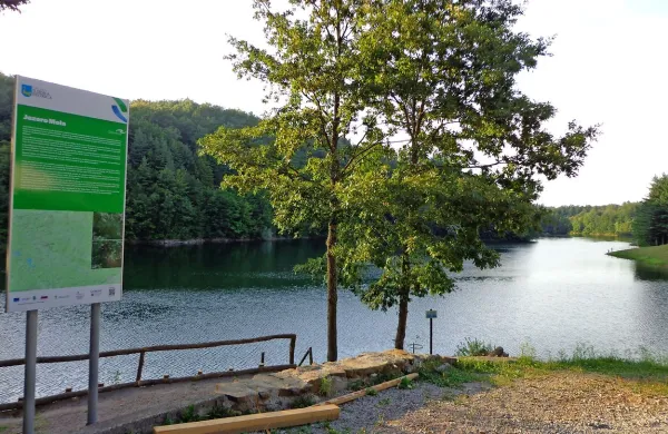 Jezero Mola privablja vse več turistov, a  ribiči pravijo, da ne želijo množičnega turizma.