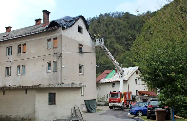 V Spodnji Idriji so znova prekrivali streho, ki jo je veter odkril 
že v nedeljo.