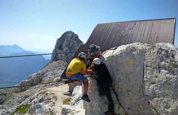Prenovljena tovorna žičnica se zaključi tik ob domu Petra Skalarja. 