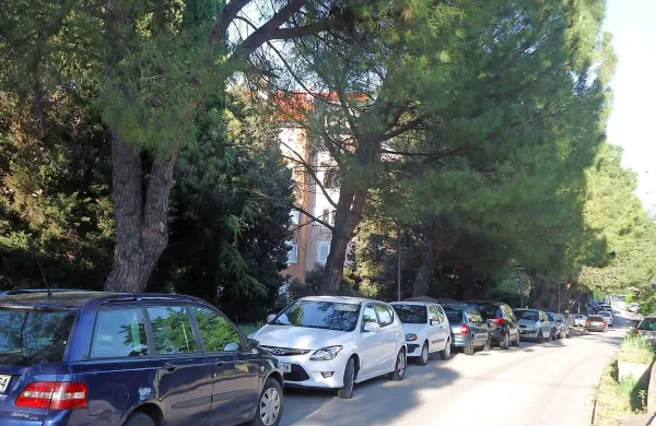 Vzdolž Ceste na Markovec bodo v sredo začeli urejati 
parkirišča za avtomobile in motorna kolesa. 