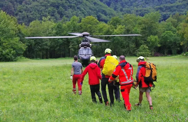 Mlada Angležinja se je poškodovala na mostičku pri slapu 
Kozjak. S helikopterjem so jo odpeljali v ljubljanski klinični 
center. 