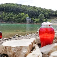Na obrežju vodnega zajetja so včeraj gorele sveče.
