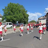 Mažoretke iz Povirja so skupaj s Kraško pihalno godbo (v 
ozadju) odprle povorko ob Prazniku terana in pršuta.

