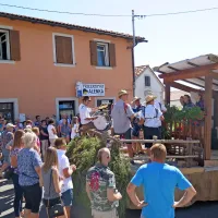 Letos so se na povorki predstavili le štirje vozovi, a je bilo na 
vsakem od njih veselo.

