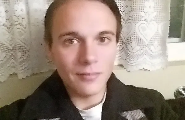 Med glavnimi obrazi spornega sobotnega shoda skrajnih 
desničarjev v Charlottesvillu v ameriški zvezni državi Virginija 
je tudi 20-letni študent Peter Cvjetanovic.