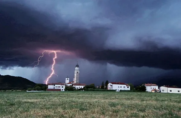 Nevihtno nebo nad Logom pri Vipavi