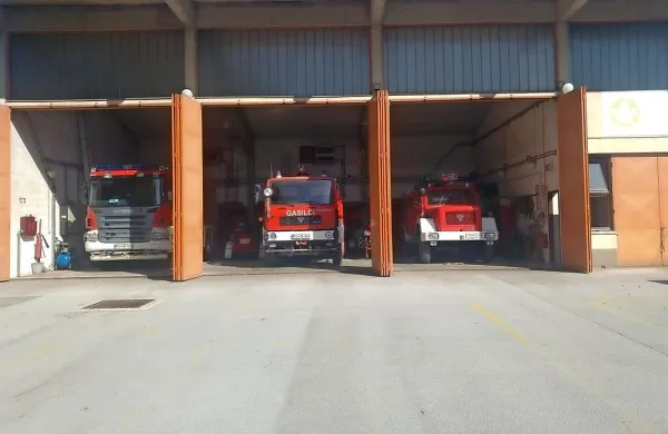 Z nakupom je občina zagotovila prostor za pivška gasilska vozila, doslej so bili namreč 
najemniki. Zamenjati pa bo morala še vrata. 