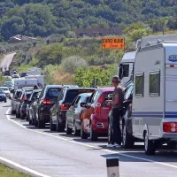 Čakanje v koloni proti mejnemu prehodu Dragonja je marsikdo izkoristil za to, da si je vsaj 
pretegnil noge.