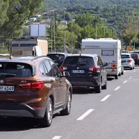 Šmarska cesta je bila že v Kopru polna avtomobilov.