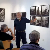 Andreju Perku je blizu črno bela analogna fotografija.