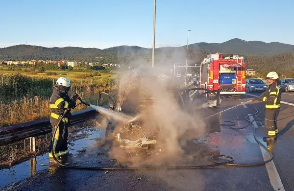 Plameni uničili mercedes