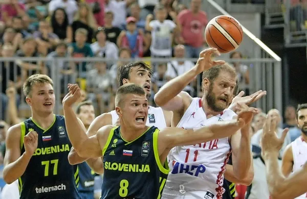 Oster dvoboj za vsako žogo - z leve sta najboljša v slovenski 
vrsti Luka Dončić in Edo Murić, v ozadju je Dario Šarić, žogo 
pa lovi Luka Žorić.