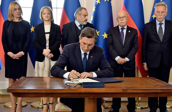 Predsednik republike Borut Pahor je danes v Ljubljani sprejel 
delegacijo šestih senatorjev ZDA.
